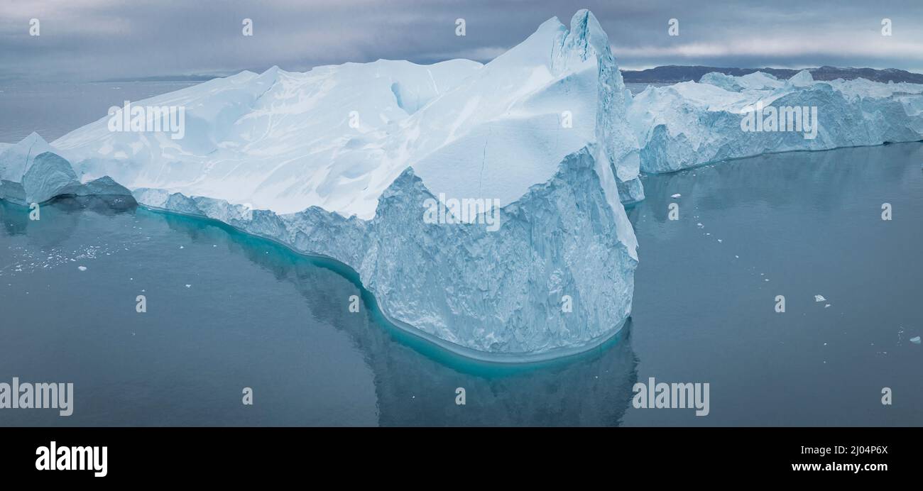 Extreme Eisberge aus der Luft im Panorama Stockfoto