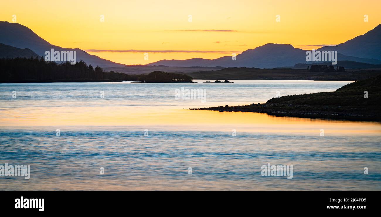 Blick nach Nordwesten auf den Lough Inagh, Connemara, County Galway, Irland. Stockfoto