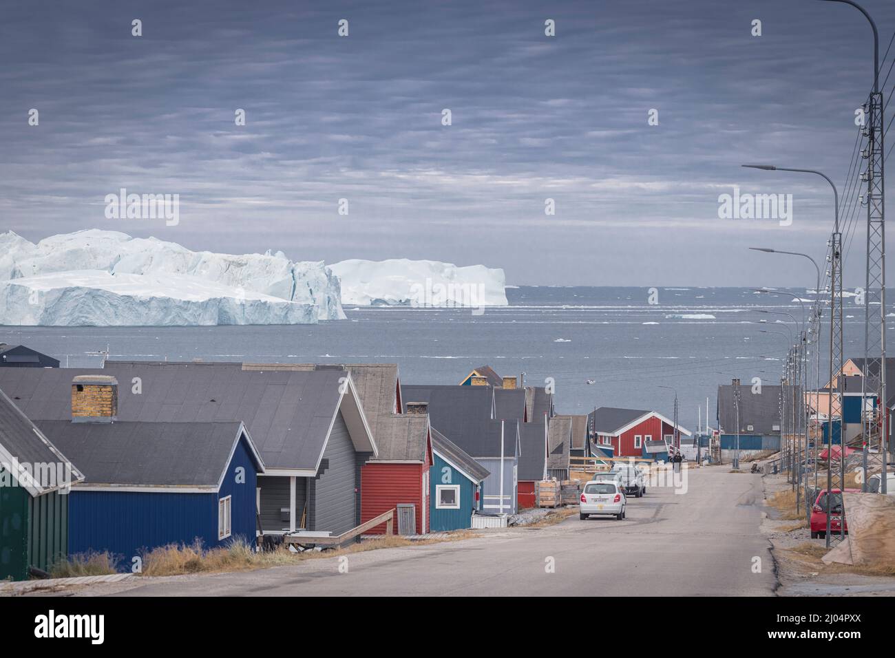 Typische arktische Stadt, umgeben von großen Eisbergen Stockfoto