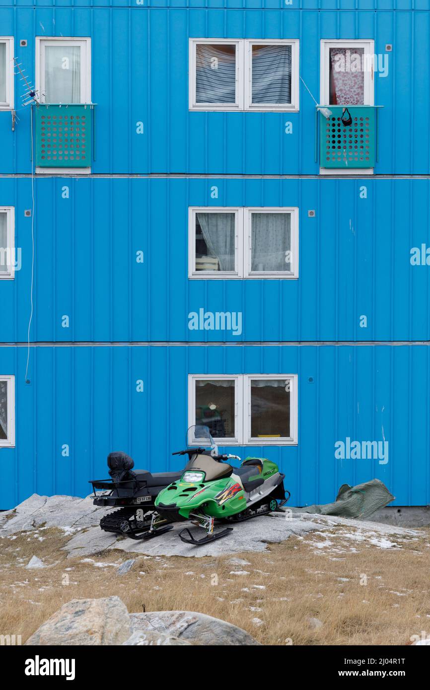 Snowbike vor blauen Fenstern im arktischen Haus Stockfoto