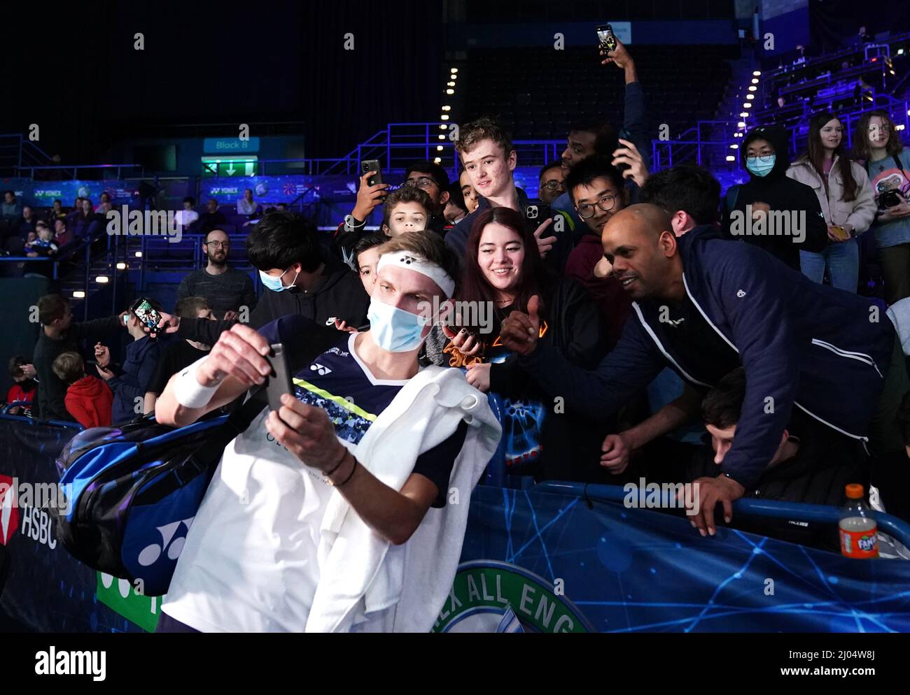 Der dänische Viktor Axelsen fotografiert mit Zuschauern nach seinem Spiel gegen den indischen Bhamidipati Sai Praneeth am ersten Tag der YONEX All England Open Badminton Championships in der utilita Arena Birmingham. Bilddatum: Mittwoch, 16. März 2022. Stockfoto