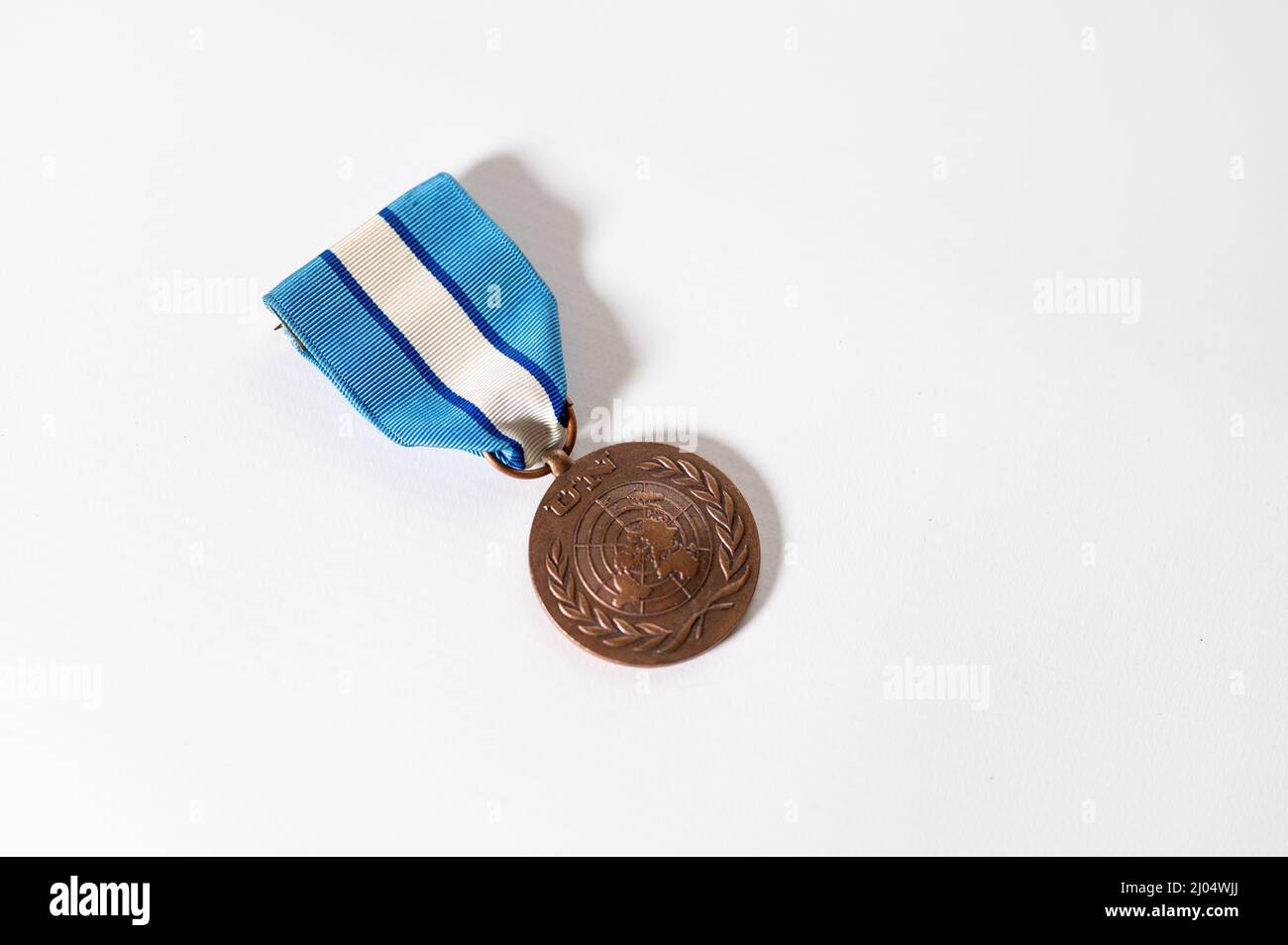 Kopfschuss der Medaille des UN-Friedenswärters auf weißem Hintergrund Stockfoto