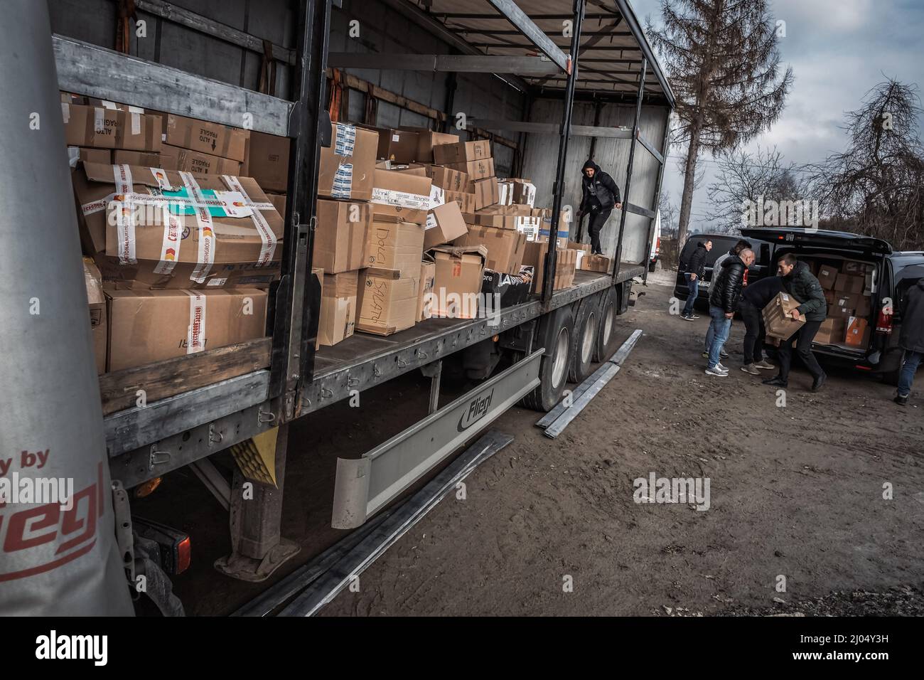 HUMANITÄRE HILFE AUS ITALIEN - NOWA GROBLA, GRENZE ZWISCHEN POLEN UND DER UKRAINE - MÄRZ 05 - Stockfoto