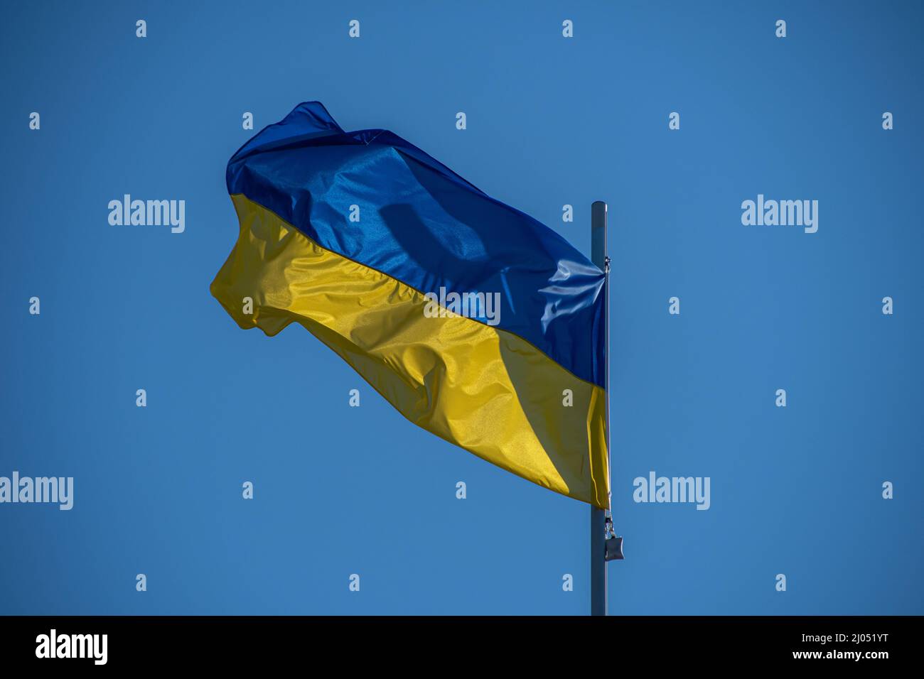 Eine ukrainische Flagge fliegt gegen einen wolkenlosen Himmel Stockfoto