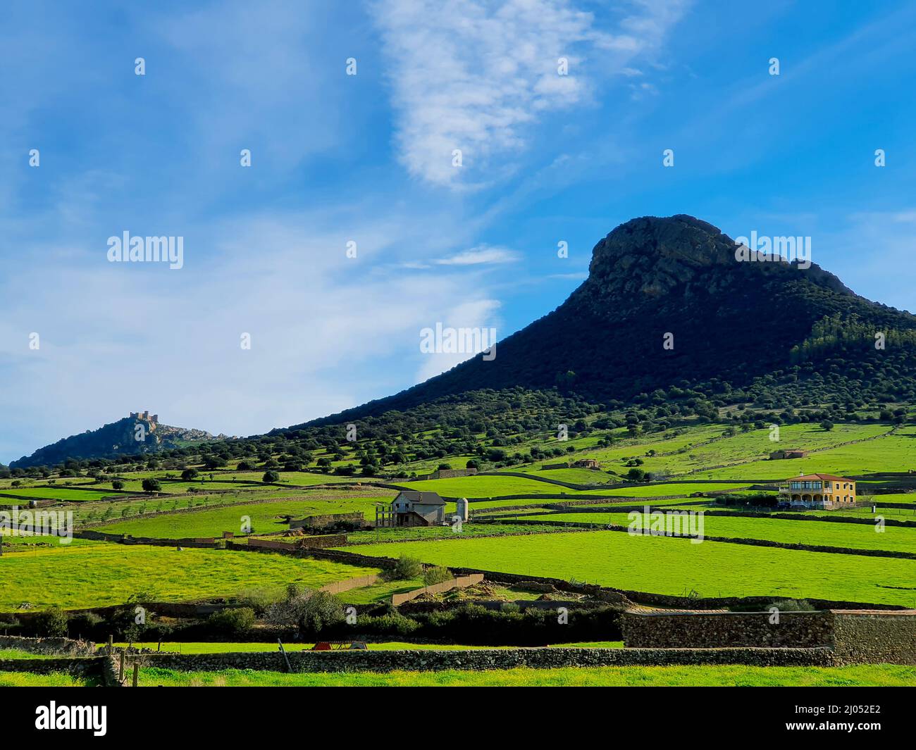 Horizontale Aufnahme einer ländlichen Landschaft mit einem großen Felsen und einer mittelalterlichen Burg Stockfoto