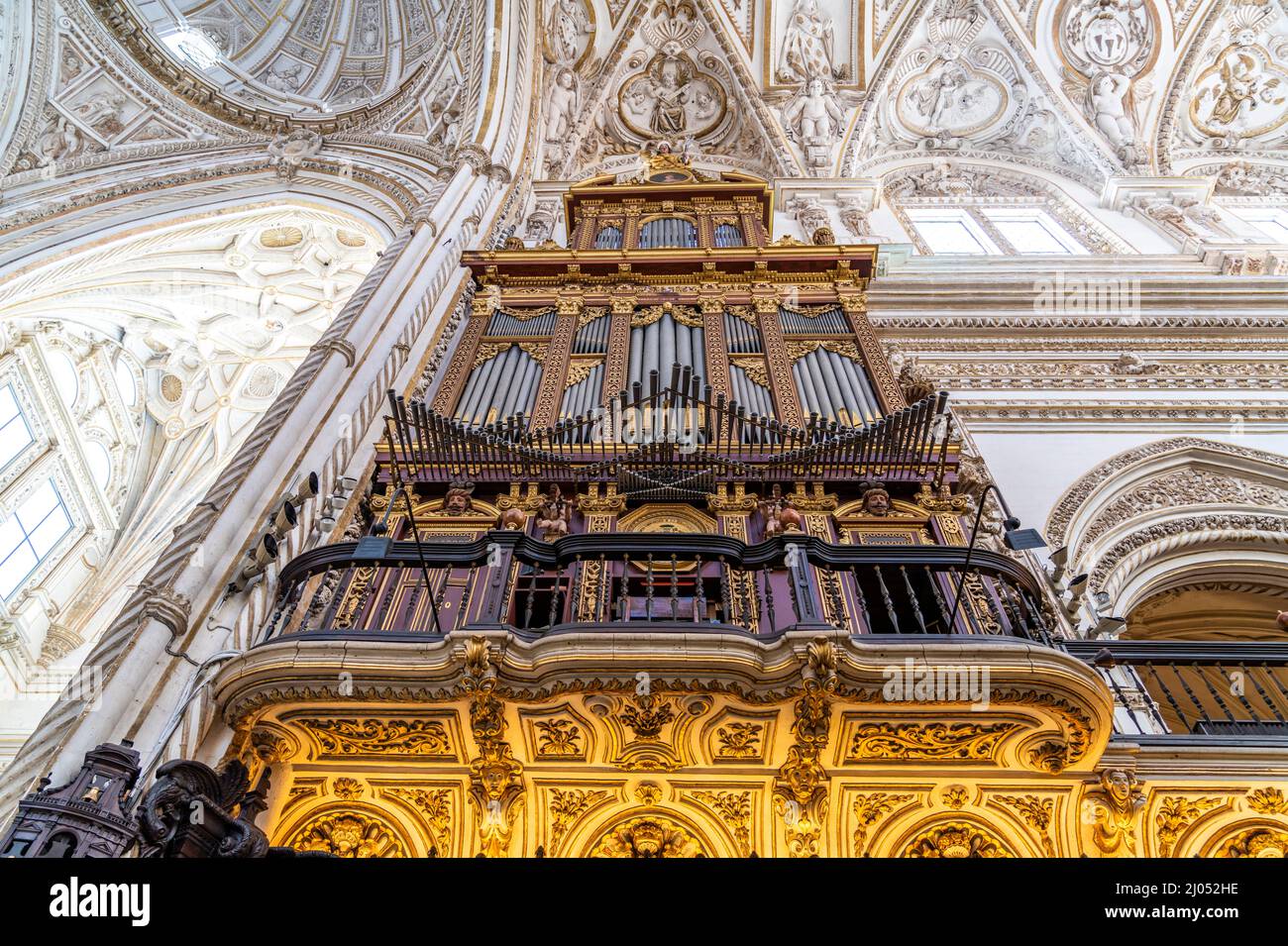 Orgel im Innenraum der Kathedrale - Mezquita - Catedral de Córdoba in Cordoba, Andalusien, Spanien | Orgel der Kathedrale - Mezquita - Moschee–Katze Stockfoto