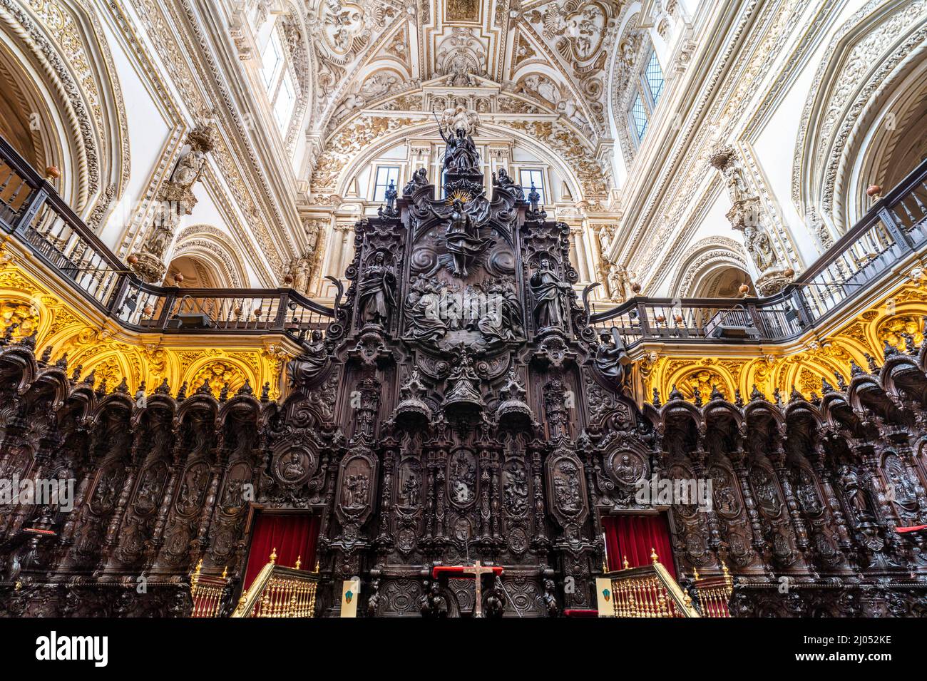 Chor im Innenraum der Kathedrale - Mezquita - Catedral de Córdoba in Cordoba, Andalusien, Spanien | Chor der Kathedrale - Mezquita - Moschee–Kath Stockfoto
