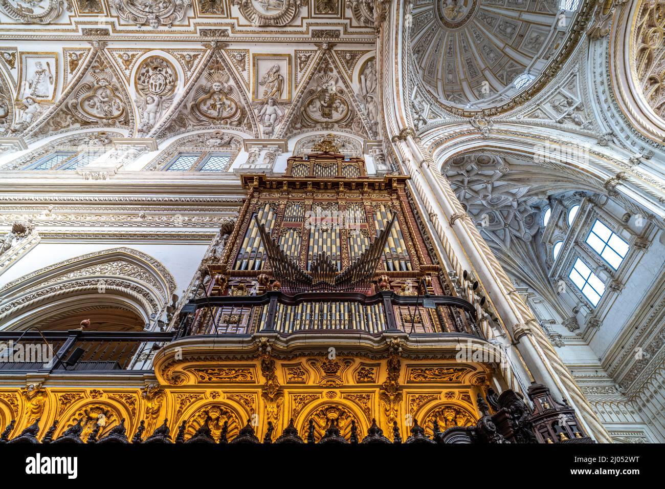 Orgel und Kuppel im Innenraum der Kathedrale - Mezquita - Catedral de Córdoba in Cordoba, Andalusien, Spanien | Orgel und Kuppel der Kathedrale - M Stockfoto