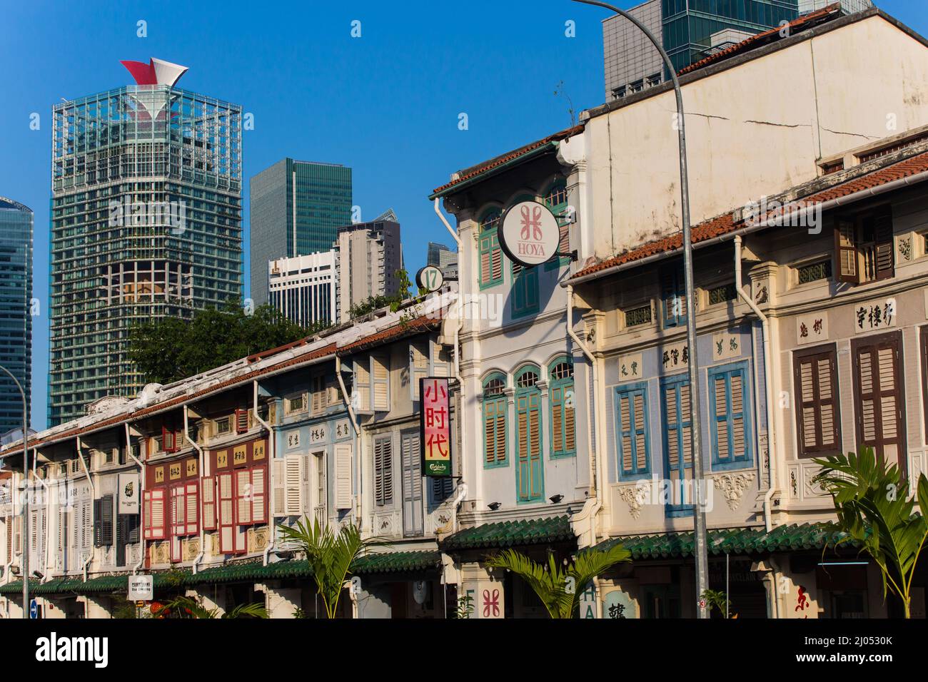 Nahaufnahme von restaurierten, restaurierten Kaufhäusern und modernen Bürotürmen im Hintergrund. Singapur. 2022. Stockfoto