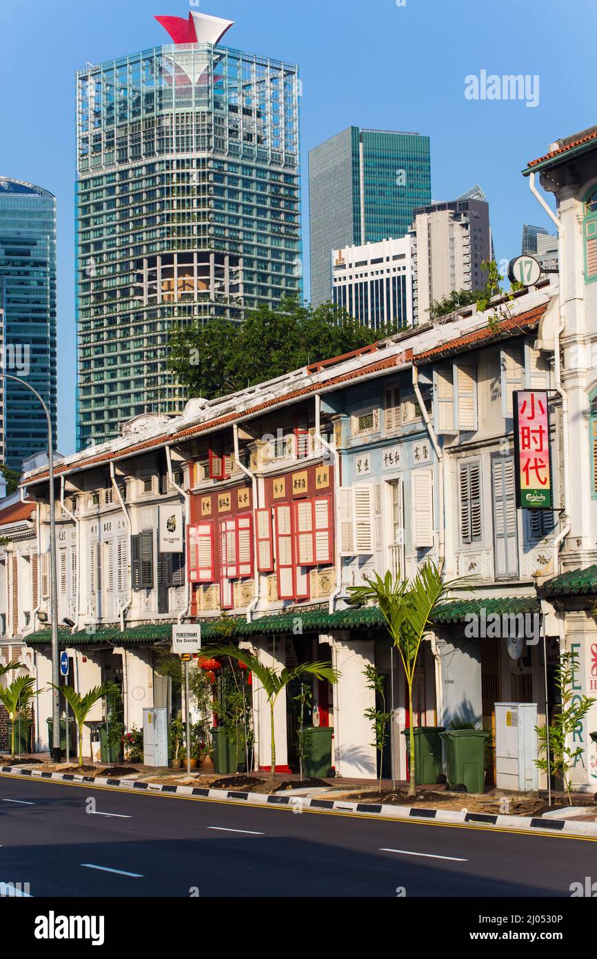 Saubere Szene von traditionellen Ladenhäusern und modernen Wolkenkratzern im Hintergrund. Singapur. 2022. Stockfoto