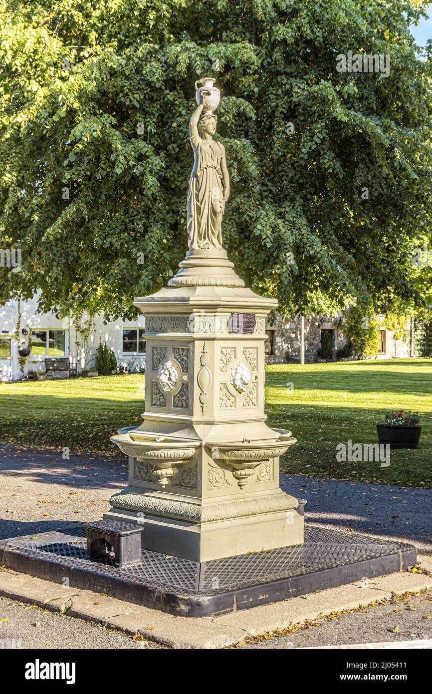 Ein Trinkbrunnen, der 1915 von Robert Gordon MD „To His Native Village“ auf dem Stadtplatz in Tomintoul, Moray, Schottland, errichtet wurde. Stockfoto