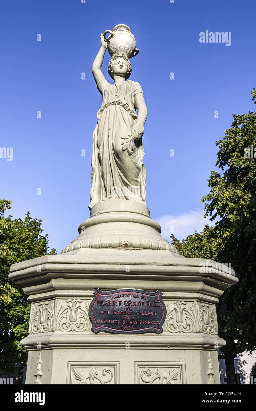Ein Trinkbrunnen, der 1915 von Robert Gordon MD „To His Native Village“ auf dem Stadtplatz in Tomintoul, Moray, Schottland, errichtet wurde. Stockfoto