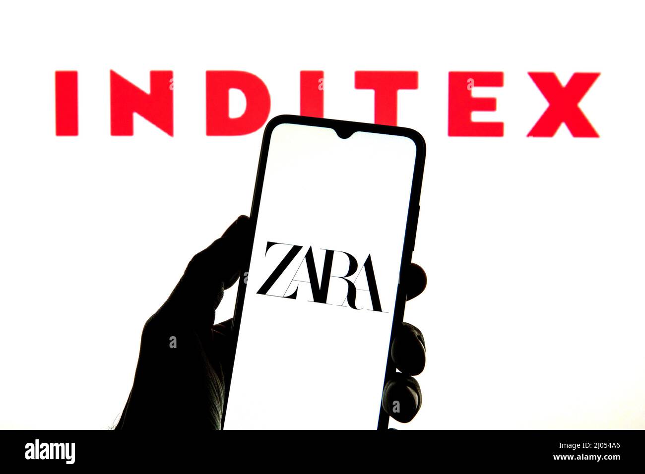 In dieser Abbildung ist ein Zara-Logo auf einem Smartphone mit einem Inditex-Logo im Hintergrund zu sehen. Stockfoto