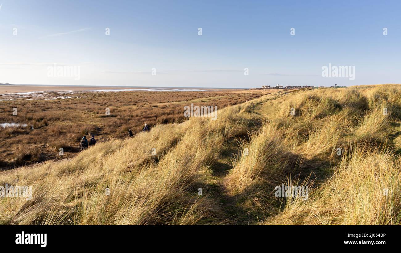 West Kirby, Großbritannien: Grasbewachsene Dünen an der Wirral-Küste bei Ebbe. Blick auf die Dee-Mündung. Stockfoto