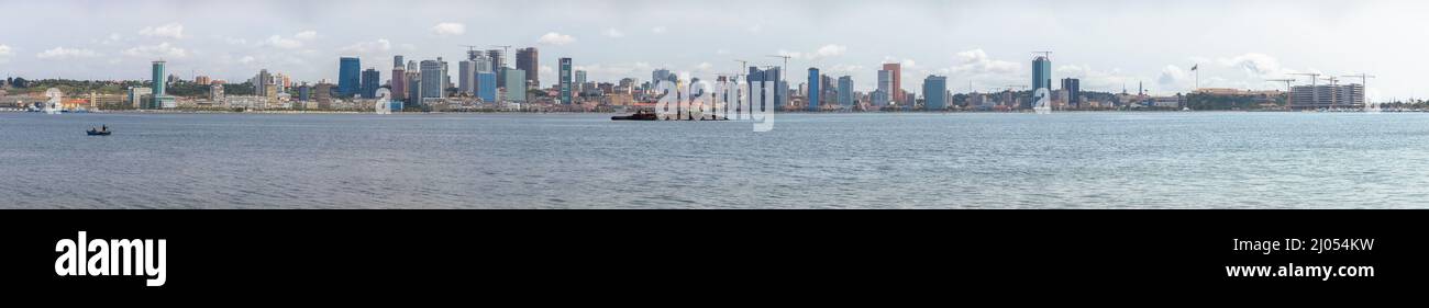 Luanda Angola - 10 13 2021: Panoramablick auf die Innenstadt von Luanda, moderne Wolkenkratzer, Bucht, Hafen von Luanda, marginale und zentrale Gebäude Stockfoto