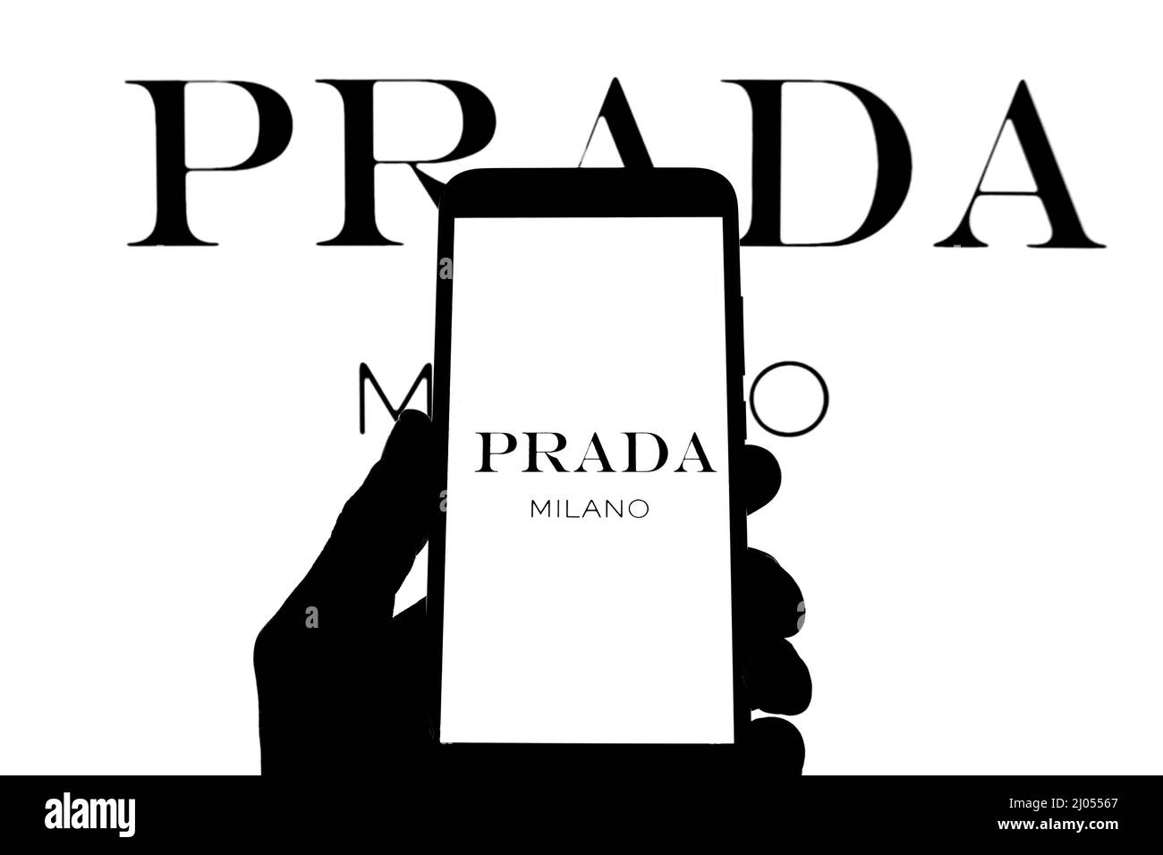 Spanien. 11. März 2022. In dieser Abbildung ist ein Prada Milano-Logo auf  einem Smartphone mit einem Prada-Logo im Hintergrund zu sehen. (Bild: ©  Thiago Prudencio/SOPA Images via ZUMA Press Wire Stockfotografie -