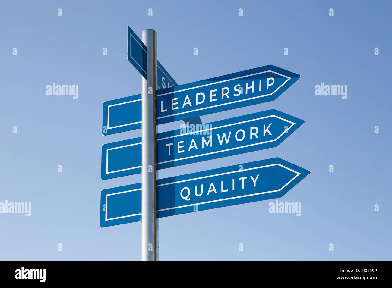 Führung, Teamarbeit und hochwertige Worte auf Wegweiser isoliert auf dem Hintergrund des Himmels. Erfolgskonzept des Managements Stockfoto