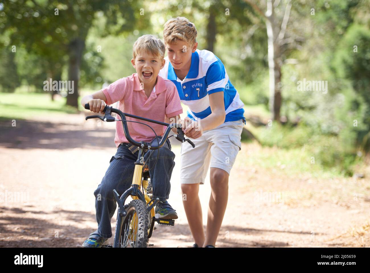 Spaß mit dem Fahrrad. Junge Jungs, die draußen mit dem Fahrrad fahren. Stockfoto