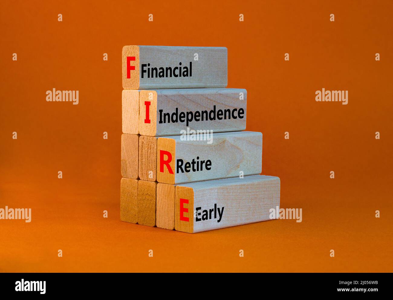 FEUER finanzielle Unabhängigkeit Rente früh Symbol. Konzeptwörter FEUERN FINANZIELLE Unabhängigkeit an und ziehen sich auf Blöcken frühzeitig zurück. Orangefarbener Hintergrund. GESCHÄFTSFEUERANLAGE Stockfoto FEUER finanzielle Unabhängigkeit Rente früh Symbol. Konzeptwörter FEUERN FINANZIELLE Unabhängigkeit an und ziehen sich auf Blöcken frühzeitig zurück. Orangefarbener Hintergrund. GESCHÄFTSFEUERANLAGE Stockfoto