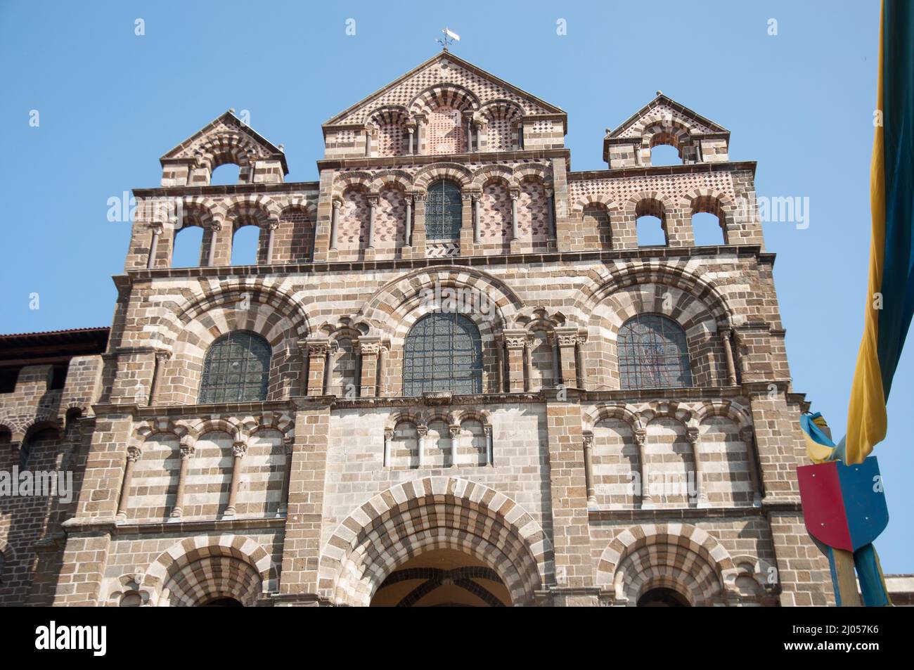 Kathedrale unserer Lieben Frau, Le Puy-en-Velay, Auvergne, Haute Loire, Frankreich. Fassade dieser Kathedrale aus dem 11. Jahrhundert. Stockfoto