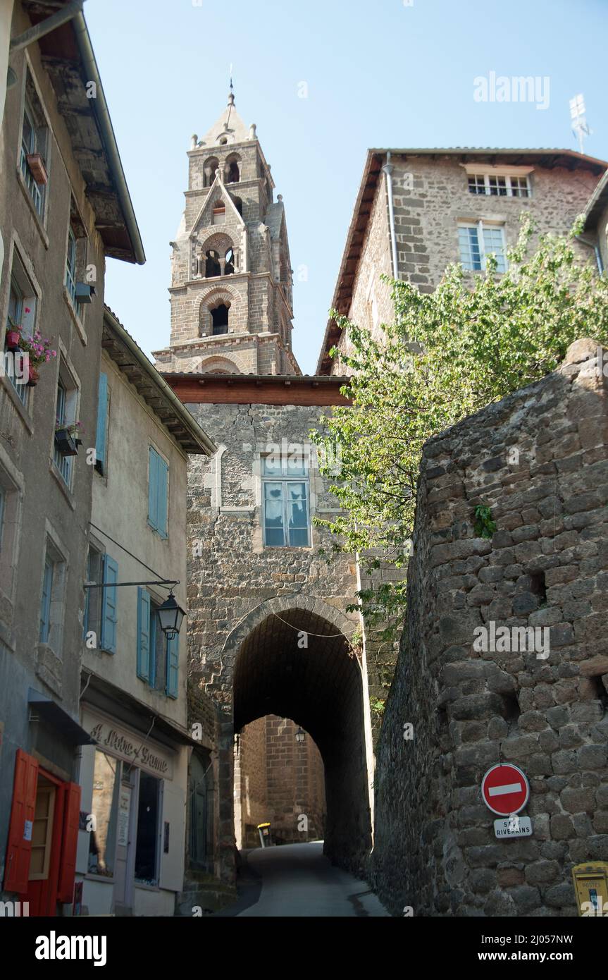 Straßenszene mit dem Glockenturm der Kathedrale unserer Lieben Frau, Le Puy-en-Velay, Auvergne, Haute Loire, Frankreich. Stockfoto