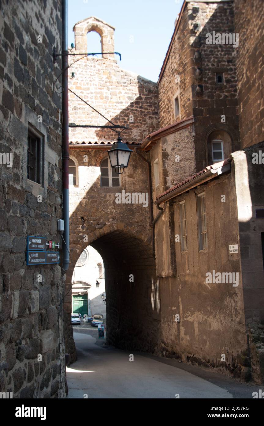 Straßenszene, Le Puy-en-Velay, Auvergne, Haute Loire, Frankreich. Stockfoto