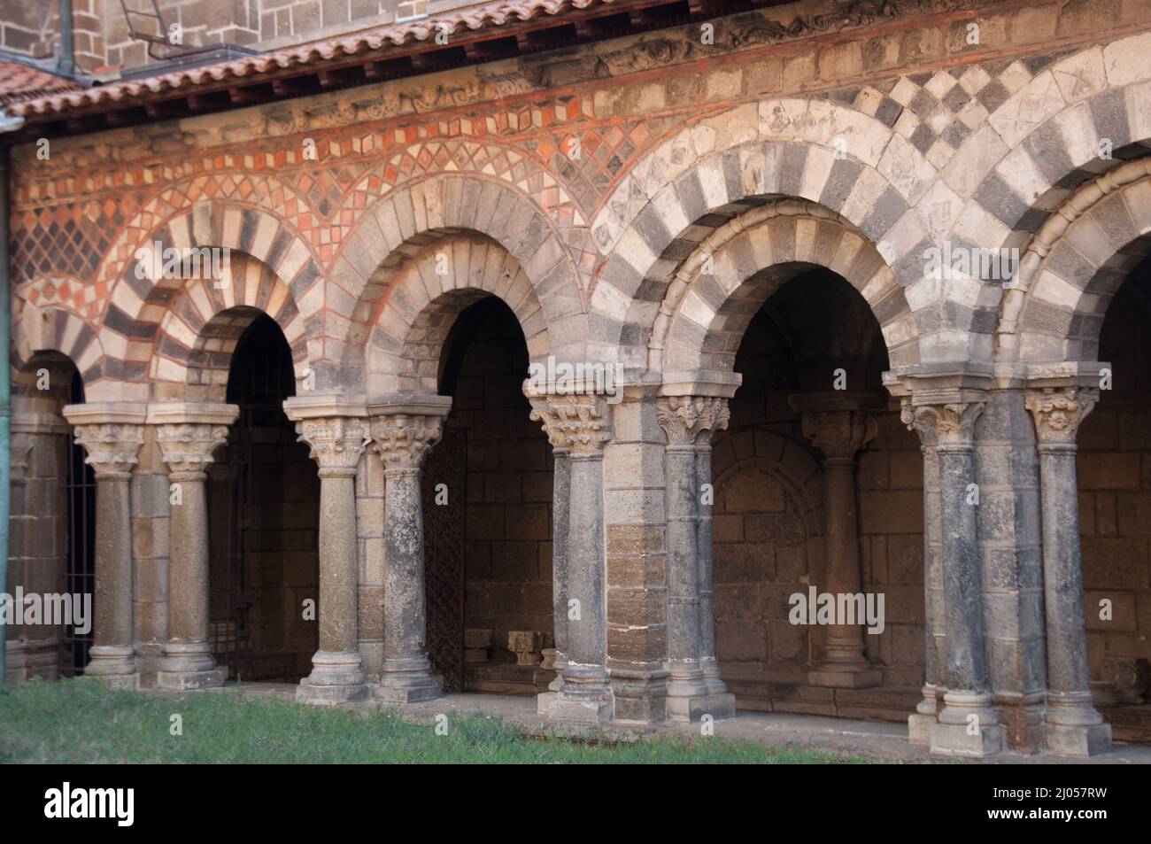 Kloster aus dem 11. Jahrhundert, Kathedrale unserer Lieben Frau, Le Puy-en-Velay, Auvergne, Haute Loire, Frankreich. Stockfoto
