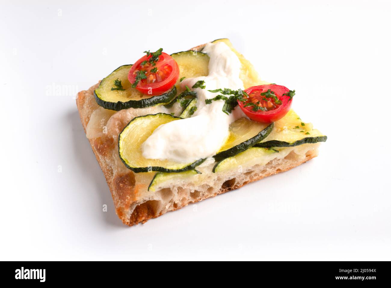 Ein Stück Pizza al Taglio mit Tomaten und Mozzarella isoliert auf weißem Hintergrund Stockfoto
