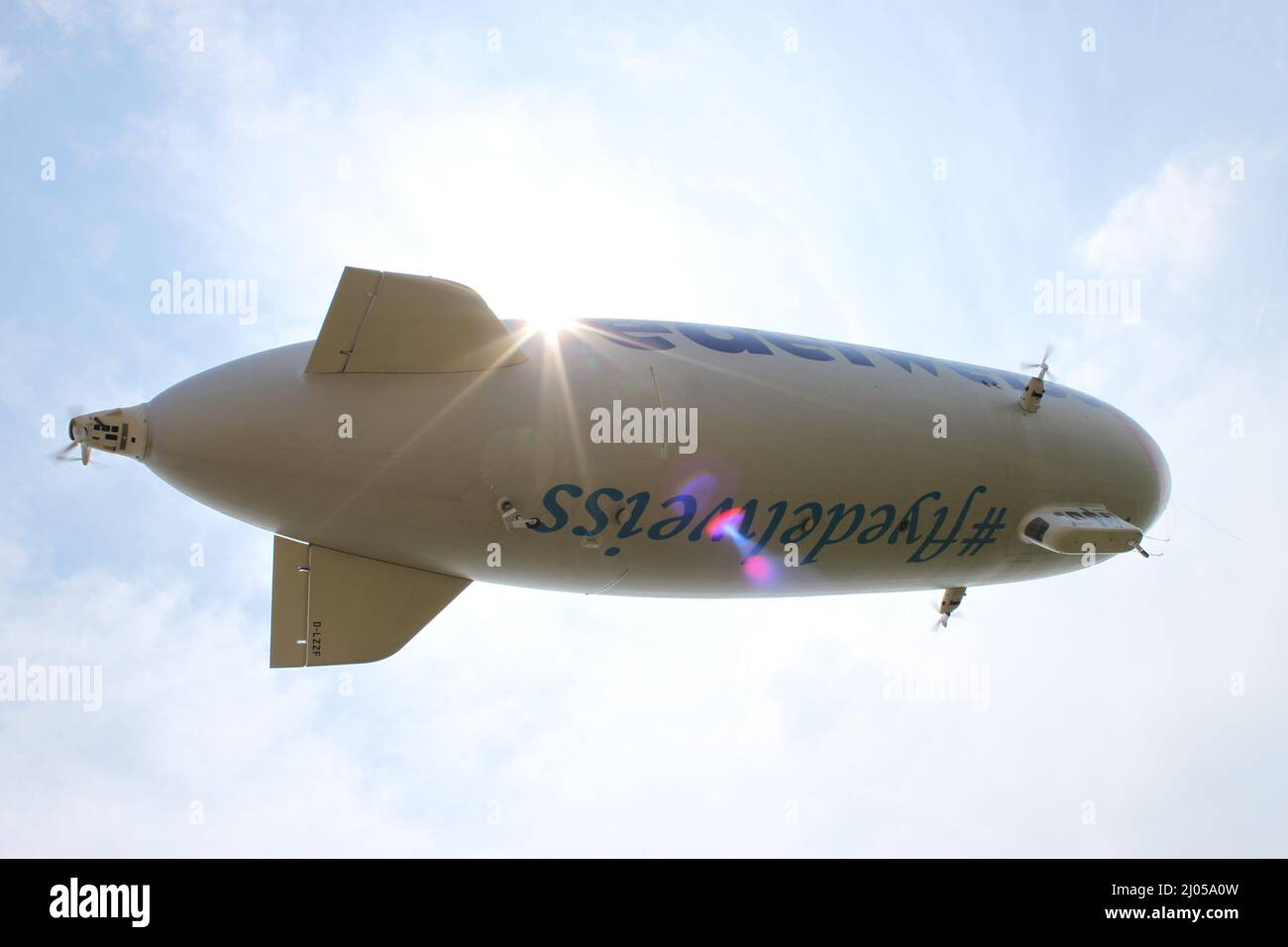Zeppelinflugzeuge fliegen über Friedrichshafen am Bodensee. Deutschland Stockfoto