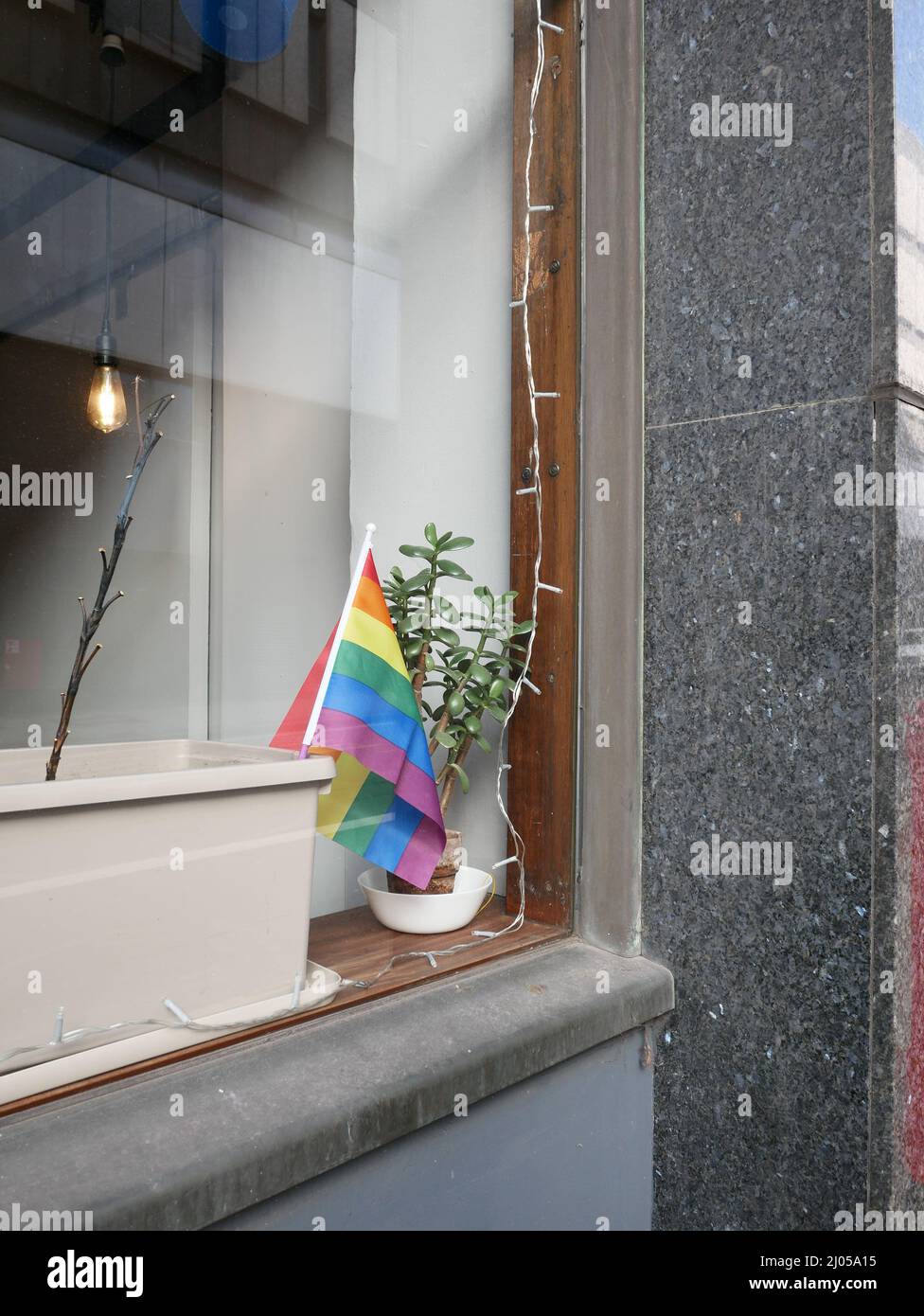 Kleine Gay Pride-Flagge wird auf der fensterscheibe angezeigt. Birmingham, Großbritannien Stockfoto