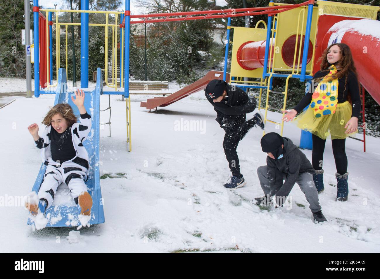 (220316) -- GOLAN HEIGHTS, 16. März 2022 (Xinhua) -- am 15. März 2022 spielen Kinder im Schnee auf Kibbuz Elrom in den israelisch besetzten Golan-Höhen. (Ayal Margolin/JINI über Xinhua) Stockfoto