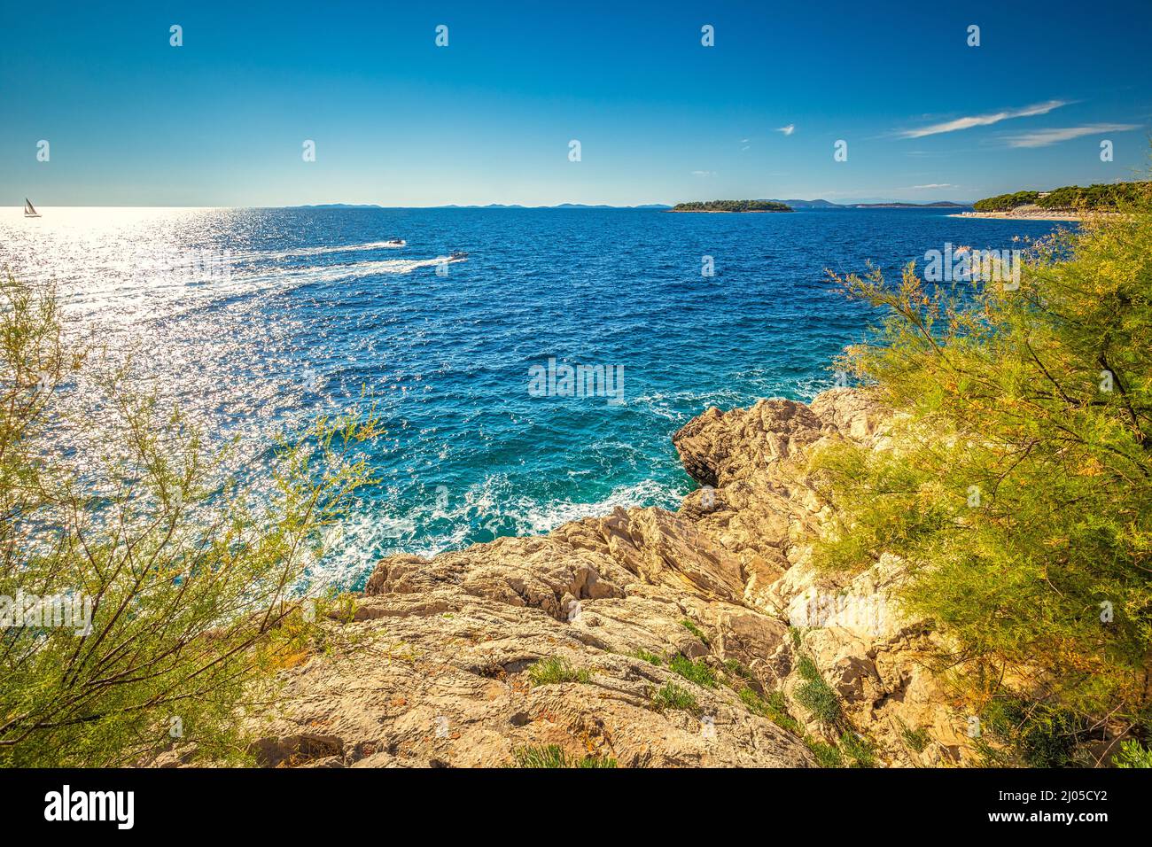 Adriaküste in Primosten Stadt, ein beliebtes Touristenziel an der dalmatinischen Küste der Adria in Kroatien, Europa. Stockfoto