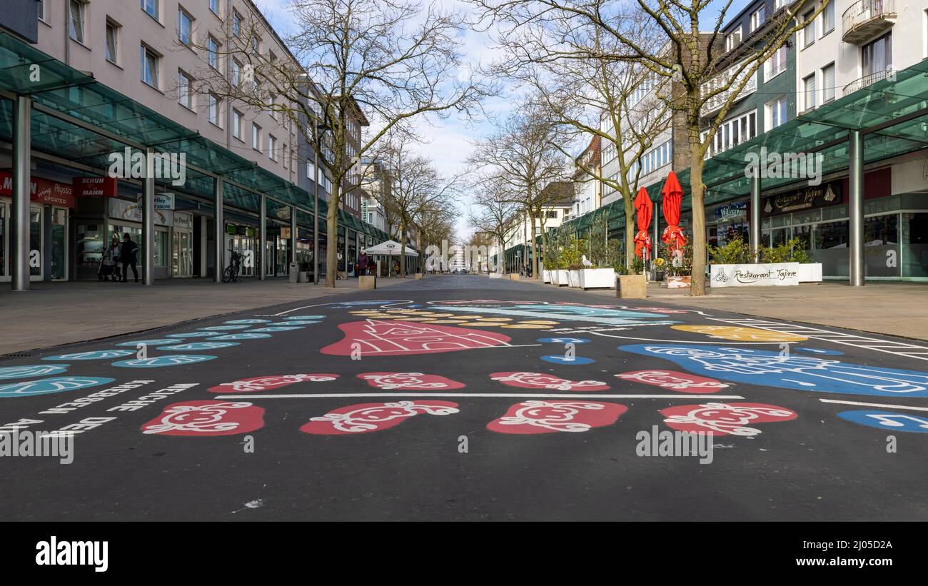 Niedrige Gebäude und viel Platz für Fußgänger in Bremerhaven Stockfoto