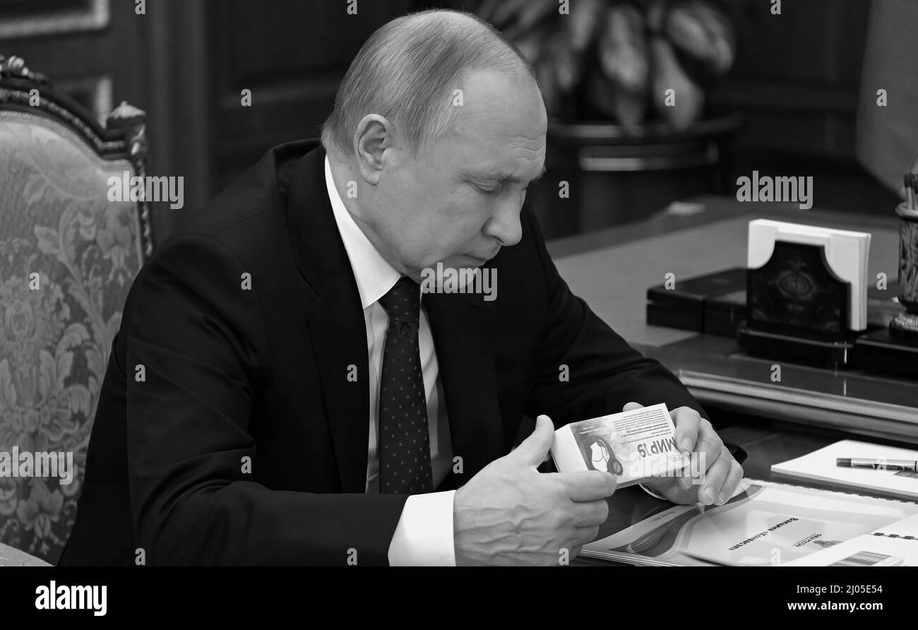 Der russische Präsident Wladimir Putin wurde über die wichtigsten Aktivitäten der Agentur informiert, einschließlich der fortgesetzten Bemühungen gegen die Ausbreitung von COVID-19, wie die Schaffung des AmpliTest Diagnosetests, des antiviralen Medikaments mir-19 und des Convasel-Impfstoffs gegen das Coronavirus. Stockfoto