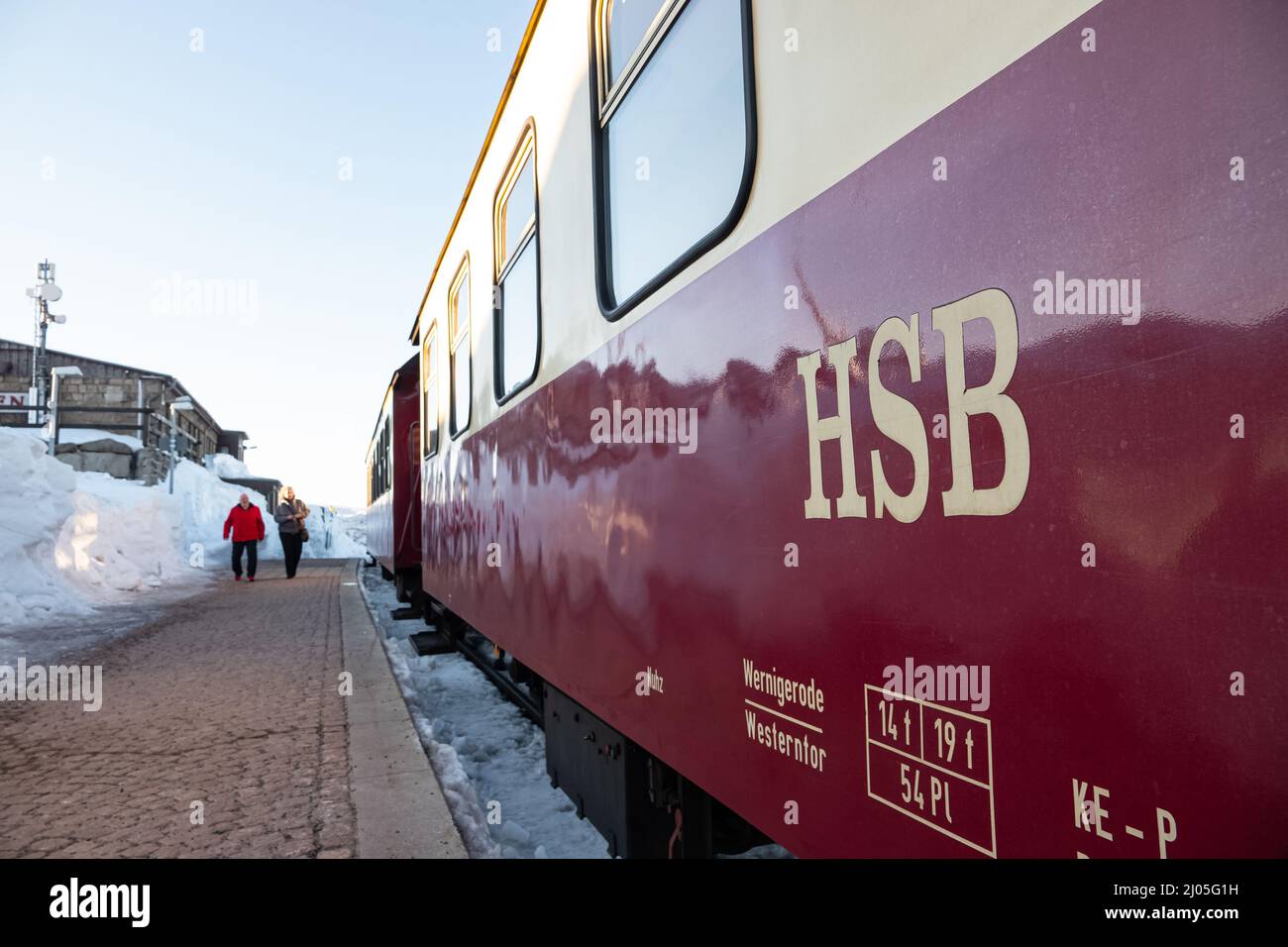 09. März 2022, Sachsen-Anhalt, Schierke: Ein Zug der Harzer Schmalspurbahnen (HSB) wartet auf die Abfahrt am Bahnhof auf dem Brocken. Foto: Bodo Marks//Bodo Marks Stockfoto