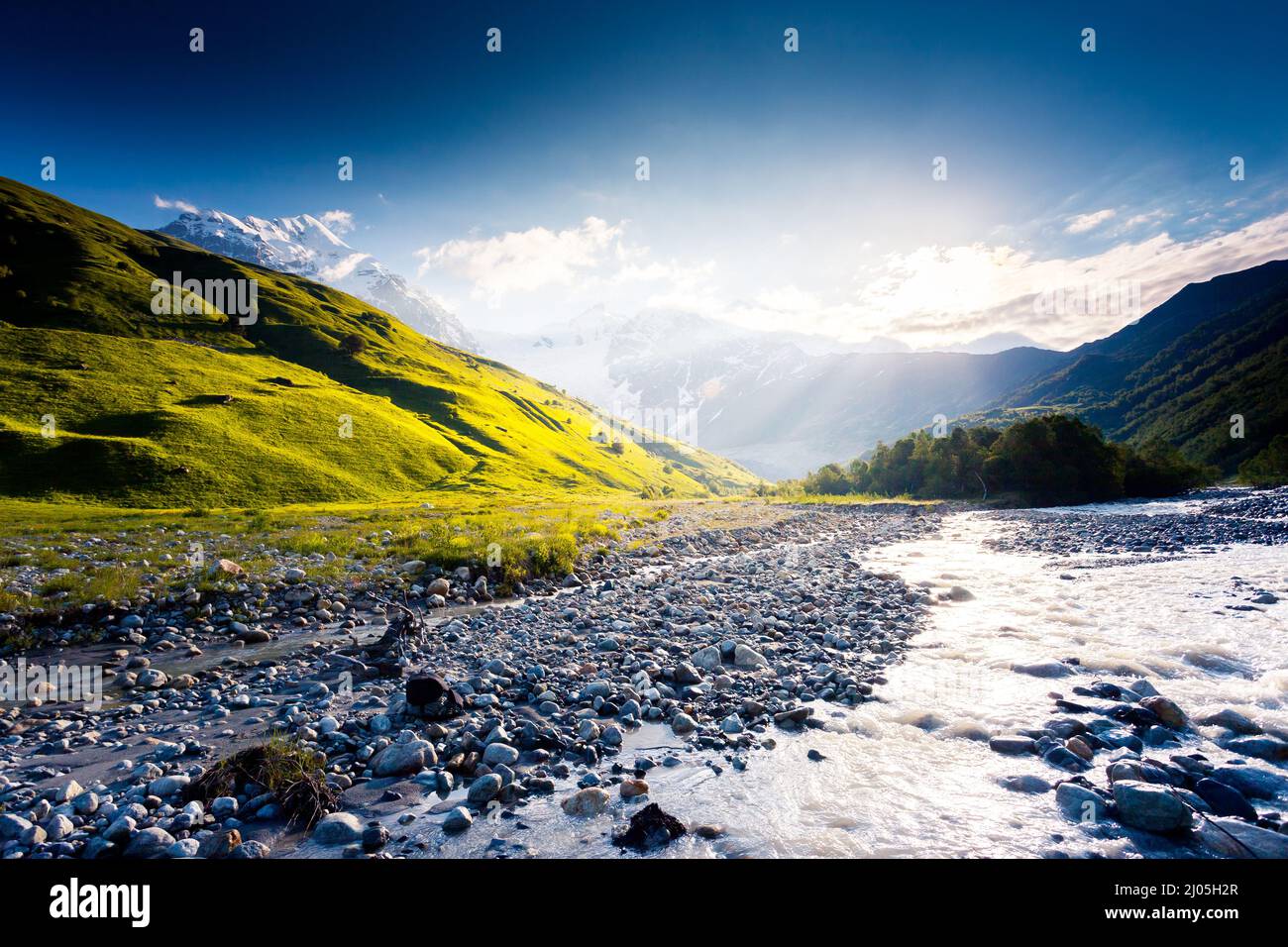 Fluss im Tal am Fuße des Tetnuldi Gletscher. Obere Swanetien, Georgien, Europa. Kaukasus Berge. Beauty Welt. Stockfoto