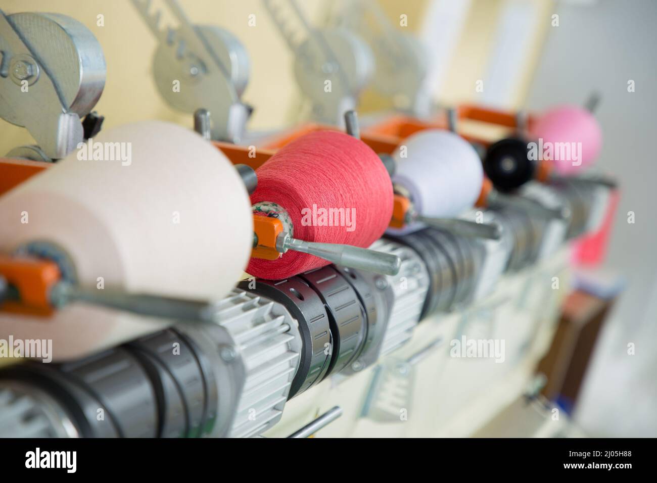 Textil-Industrie mit Strickmaschinen in Fabrik Stockfoto