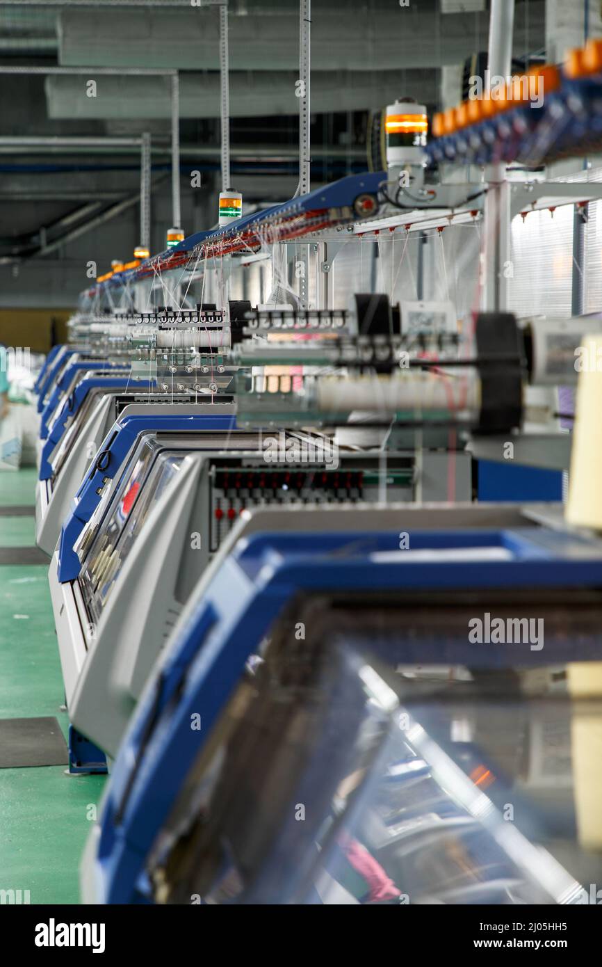 Textil-Industrie mit Strickmaschinen in Fabrik Stockfoto