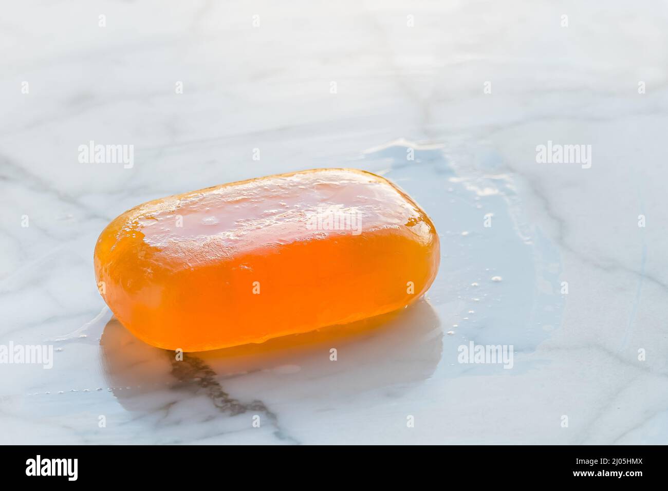 Glyzerin-Seifenstück auf Marmor, Nahaufnahme bei Tageslicht Stockfoto