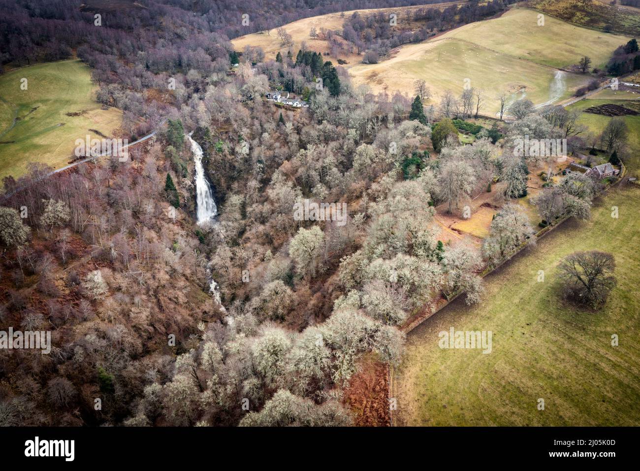 Nach 3 benannten Stürmen in einer Woche, die die Britischen Inseln treffen, kommt viel Wasser aus den Mooren und Bergen rund um Glen Coiltie. Whi Stockfoto