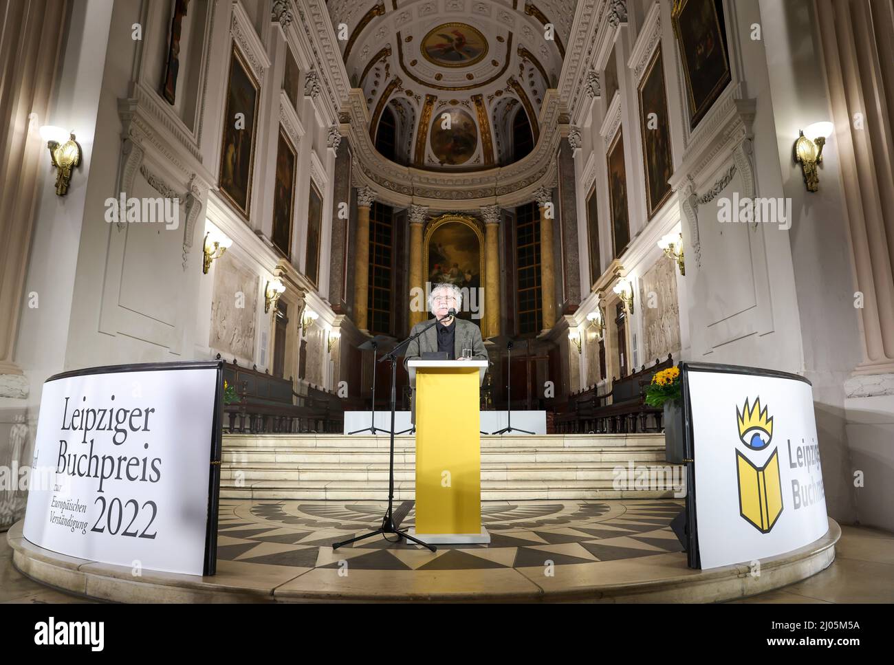 Leipzig, Deutschland. 16. März 2022. Der Autor Karl-Markus Gauss spricht in der Nikolaikirche, nachdem er mit dem Leipziger Buchpreis für europäische Verständigung ausgezeichnet wurde. Der 67-jährige Österreicher wird für sein Buch "The Incessant Migration: Berichten" über besondere Menschen und Orte in Europa geehrt. Der Preis ist mit 15.000 Euro dotiert. Quelle: Jan Woitas/dpa-Zentralbild/dpa/Alamy Live News Stockfoto