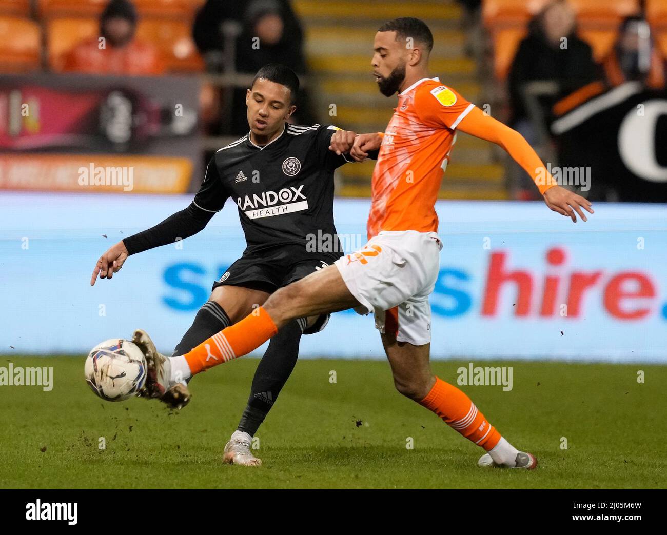 Blackpool, England, 16.. März 2022. CJ Hamilton von Blackpool versucht während des Sky Bet Championship-Spiels in der Bloomfield Road, Blackpool, ein Tackle gegen Kyron Gordon von Sheffield Utd. Bildnachweis sollte lauten: Andrew Yates / Sportimage Kredit: Sportimage/Alamy Live News Stockfoto