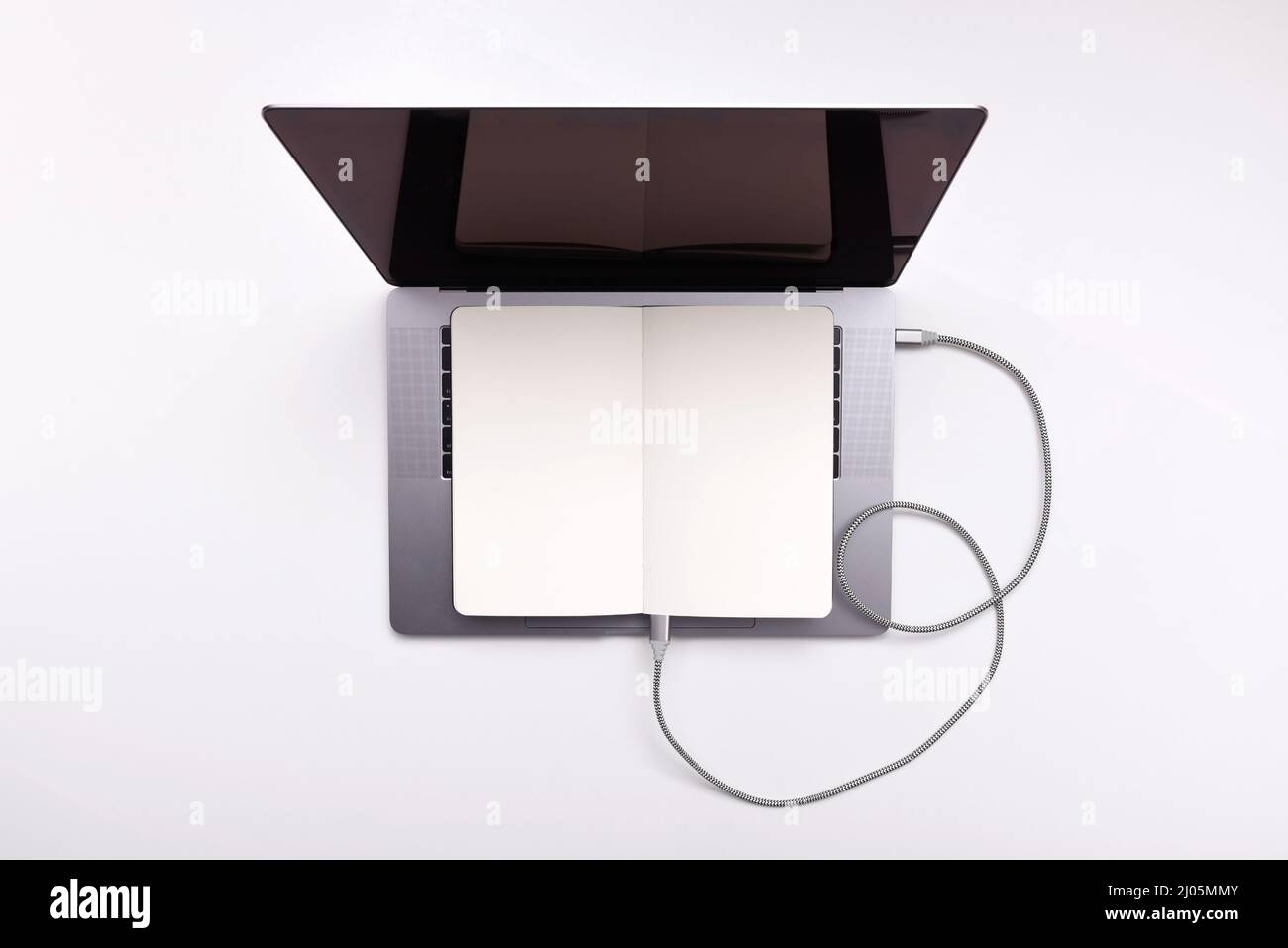 Alte und neue Technologie kombinieren das Konzept der Übertragung von Daten vom Buch auf den Computer Stockfoto