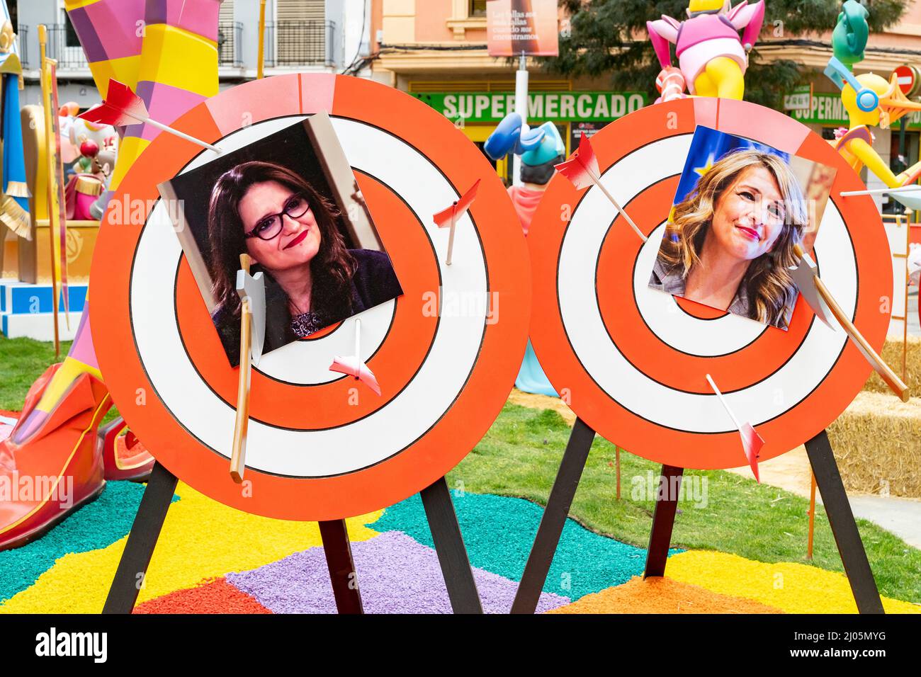 Valencia, Spanien. 16. März 2022. Monica Oltra Jarque (L), Politikerin der Partei Compromis, und Yolanda Diaz Perez (R), zweite Vizepräsidentin der spanischen Regierung, bei einem satirischen Denkmal in einer Falla in Valencia. Das Fallas-Fest normalisiert sich nach zwei Jahren Pandemie wieder, ohne dass es an seinem ursprünglichen Datum im März stattfindet. (Foto: Xisco Navarro/SOPA Images/Sipa USA) Quelle: SIPA USA/Alamy Live News Stockfoto