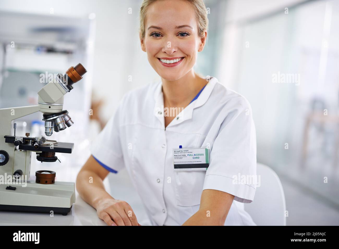 Forschung und Entwicklung. Aufnahme einer schönen Frau in einem Labor, das mit einem Mikroskop arbeitet. Stockfoto
