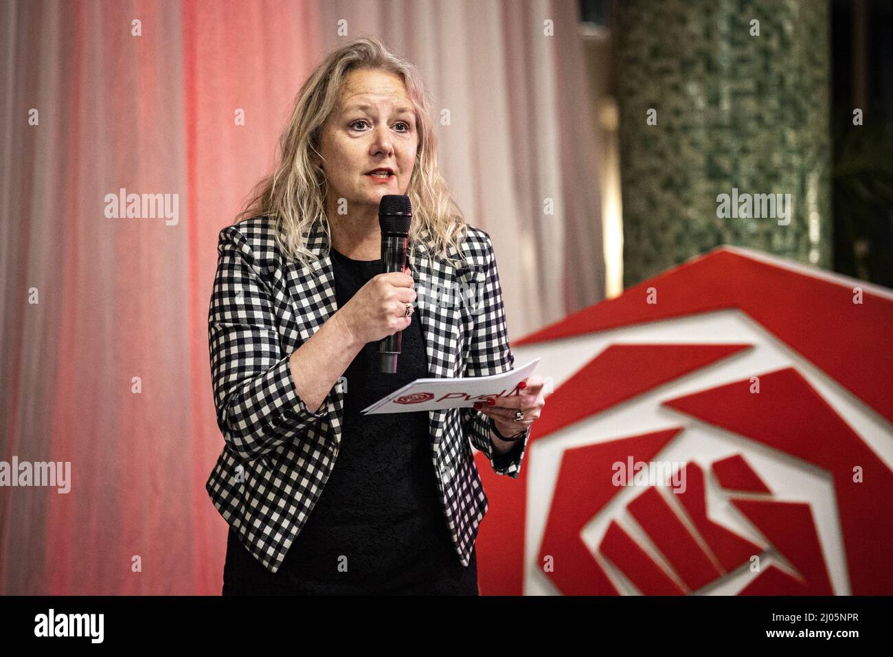 AMSTERDAM - PvdA partijvoorzitter Esther-Mirjam sent in de Kompaszaal op de uitslagen voor de gemeenteraadsverkiezingen. ANP RAMON VAN FLYMEN Stockfoto