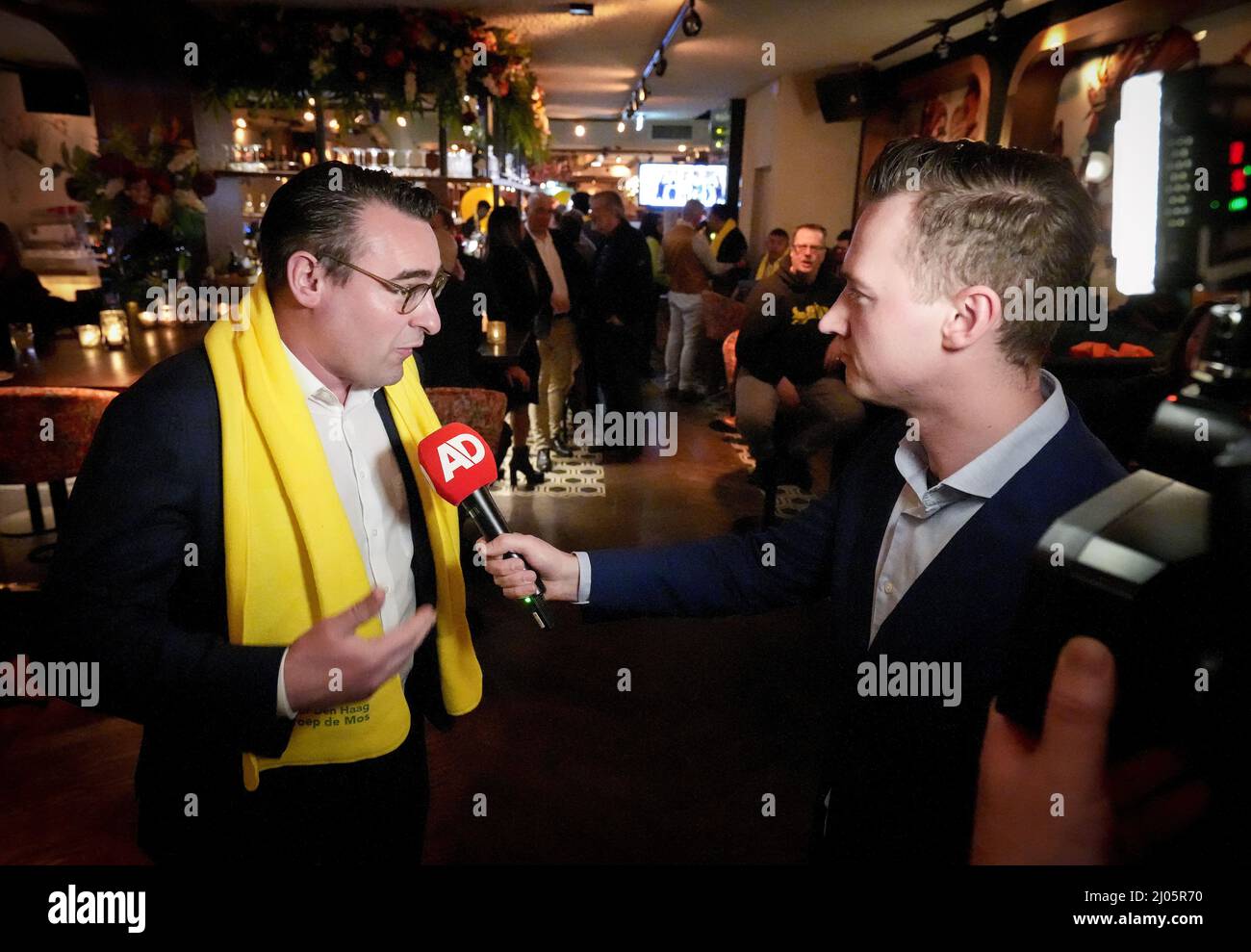 DEN HAAG - Hart voor Den Haag-lijsttrekker Richard de Mos reageert in Cafe Luden op de uitslagen voor de gemeenteraadsverkiezingen. ANP LEX VAN LIESHOUT Stockfoto