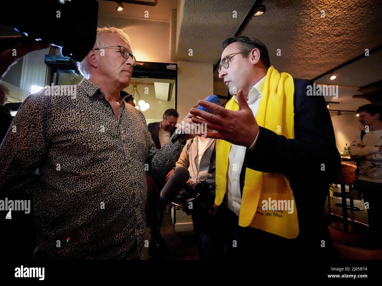 DEN HAAG - Hart voor Den Haag-lijsttrekker Richard de Mos reageert in Cafe Luden op de uitslagen voor de gemeenteraadsverkiezingen. ANP LEX VAN LIESHOUT Stockfoto