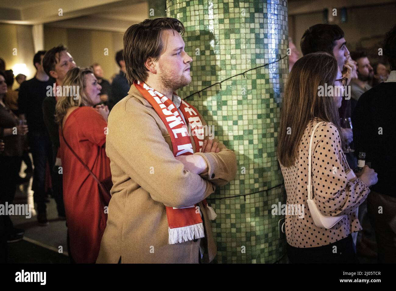 AMSTERDAM - Partijleden van PvdA volgen de uitslagen van de gemeenteraadsverkiezingen in de Kompaszaal. ANP RAMON VAN FLYMEN Stockfoto