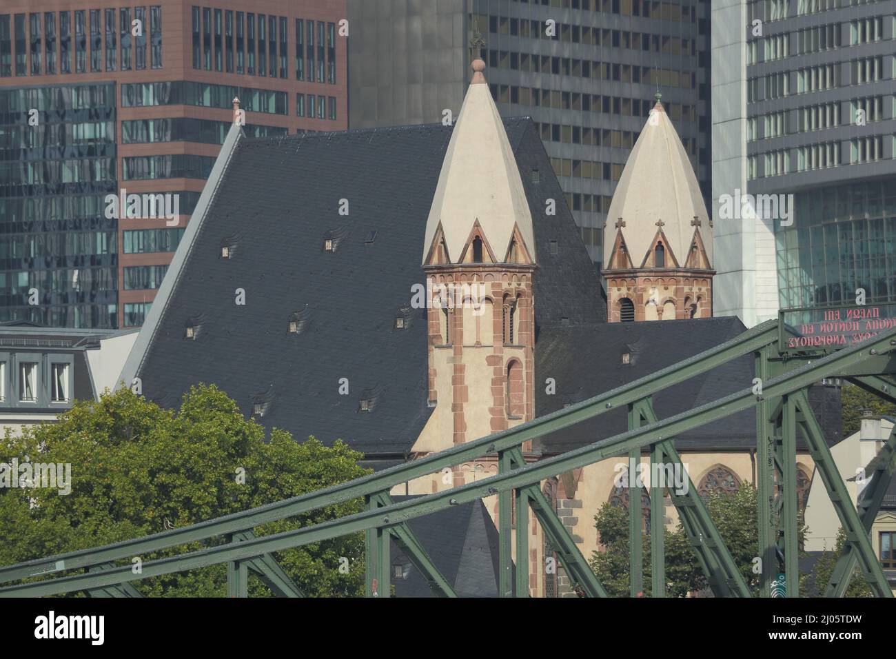 Leonardskirche mit Eiserne Steg in Frankfurt, Hessen, Deutschland Stockfoto